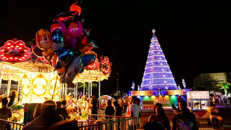 Vila de Natal da Praça do Papa inaugura com pista de gelo e show da Fat Family