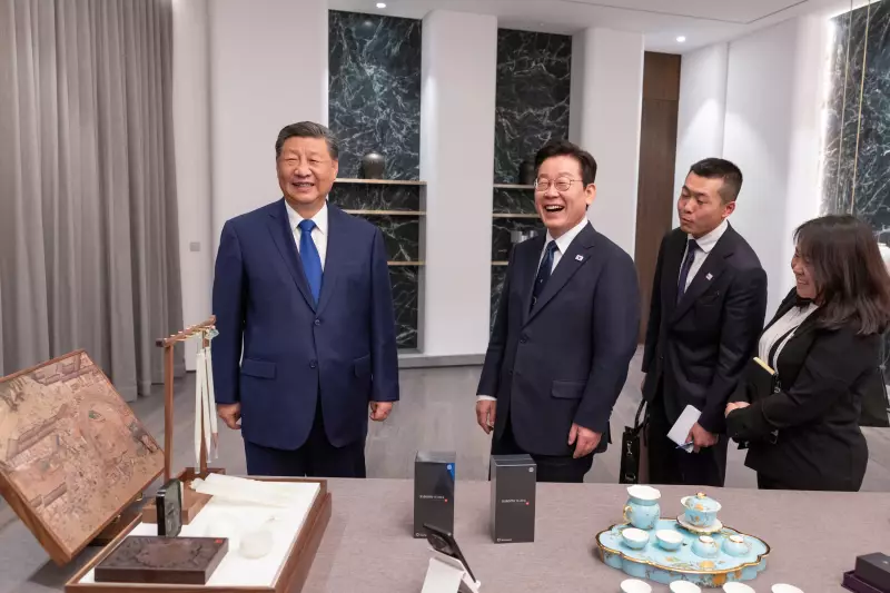 Xi Jinping presenteia presidente da Coreia do Sul com smartphone e brinca sobre espionagem em encontro diplomático