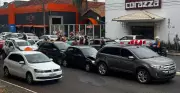 Acidente com 4 carros paralisa trânsito no Centro de Uberlândia