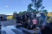 Acidente com caminhão tomba e interdita BR-040 em Barbacena