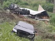 Acidente entre carro e carreta fere dois na Dutra em Jacareí