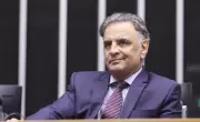 Aécio Neves assume presidência do PSDB mirando eleitor de centro em 2026