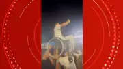 Amigos erguem cadeirante em show do Nathanzinho em Cuiabá