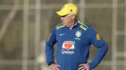 Ancelotti tem conversa privada com Vini Jr em treino da seleção brasileira