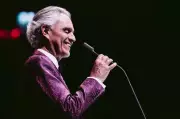 Bocelli emociona São Paulo em concerto de Natal com Simone e Ivan Lins