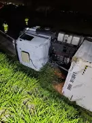 Caminhão com 24 toneladas de maçã tomba na Anhanguera em Campinas