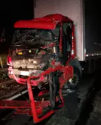 Caminhão com 5 Toneladas de Fogos Explode em Colisão na BR-040: Motorista Fica Preso nas Ferragens