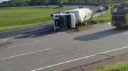 Caminhão com fraldas tomba na Dom Pedro I em Jacareí sem feridos