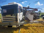 Carreta com 36 toneladas de laranjas tomba e bloqueia SP-294 em Duartina