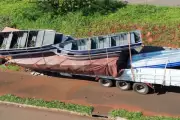 Carreta com barcos e energéticos furtados encalha em Londrina