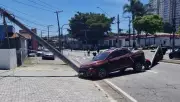 Carro derruba poste e causa congestionamento em Mogi das Cruzes