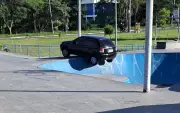Carro fica pendurado em pista de skate de Sorocaba na terça (25)