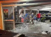 Carro invade supermercado em Passo Fundo após acidente com 3 veículos