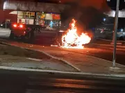 Carro pega fogo perto do Viaduto Barranqueiro em Petrolina; veja o vídeo impressionante