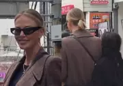 Charlize Theron surpreende fãs em visita anônima a bairro jovem de Seul