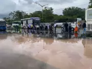 Chuva de 20 minutos causa alagamentos na COP30 em Belém