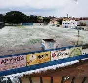 Chuva de Granizo Transforma Campo de Futebol em Cenário Invernal em Minas Gerais