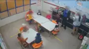 Câmera flagra funcionárias de creche puxando cabelo e empurrando criança que tentava beber água em SP