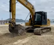 Concha peneirada elimina pedras da Praia Central de Balneário Camboriú
