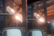 CONTAINER DESEQUILIBRA durante manobra no Porto de Santos; VÍDEO registra momento de tensão