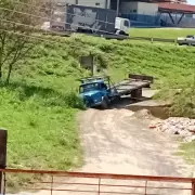 Cratera em Monte Mor: buraco gigante com móveis ameaça acesso à SP-101