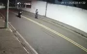 Dupla invade concessionária e rouba moto em Passos, MG