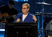 Elton John cancela aposentadoria para cantar no Rock in Rio 2026