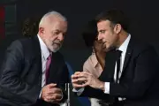 Embaixada da França celebra amizade de Lula e Macron com 'Gringo Lindo'