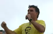 Flávio Bolsonaro mantém vigília após prisão do pai pedida por Moraes