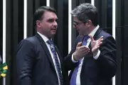 Flávio Bolsonaro Rompe com o Pai e Justifica Voto a Favor do Governo Lula no Senado