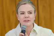 Gleisi Hoffmann defende prisão de Bolsonaro decretada por Alexandre de Moraes