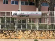 Homem de 40 anos foragido por agredir companheira e trancar família em Cataguases