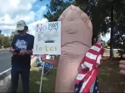 Idosa de 61 anos presa com fantasia de pênis em protesto contra Trump