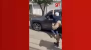 Idoso fica pendurado em porta de carro durante perseguição policial a assaltantes em MG; VÍDEO