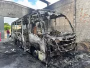 Incêndio destrói micro-ônibus e afeta transporte alternativo em Natal