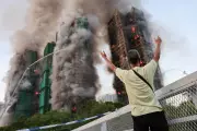 Incêndio em Hong Kong: 4 mortos e feridos em complexo residencial de Tai Po
