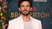 Jonathan Bailey, de Bridgerton, Coroa o Título de Homem Mais Sexy do Mundo | Saiba Todos os Detalhes!