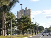 Jovem colombiano é esfaqueado e tem mochila roubada em avenida movimentada de Campo Grande