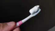 Mito da pasta de dente: quadradinhos NÃO indicam produtos químicos perigosos | FATO OU FAKE