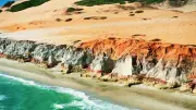 Morro Branco no Ceará é destaque entre 8 destinos em alta para 2026