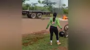 Motocicleta pega fogo após colidir com caminhão em Alenquer, PA