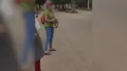 Mulher enfrenta cobra a mãos nuas e impede invasão de casa em MG; vídeo se torna viral