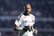 Neymar sofre lesão no joelho e encerra 2025; Santos luta contra rebaixamento