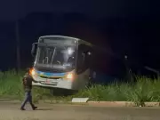 Ônibus cai em ribanceira na BR-364 em Rio Branco após falha mecânica