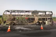 Ônibus com 53 pessoas pega fogo na BR-163 em Itaquiraí