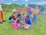 Ônibus escolar cai em açude no Acre: crianças têm ferimentos leves