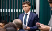Nikolas Ferreira ironiza cobrança de Moraes sobre celular com Bolsonaro