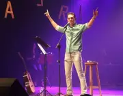 Nélson Itaberá celebra 30 anos de jornalismo com monólogo musical gratuito