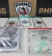 Operação apreende cocaína, balanças e ácido bórlico escondidos em vaso sanitário e pé de goiaba em Governador Valadares