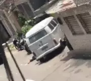 Operação na Maré prende suspeito e liberta reféns; criança baleada na escola